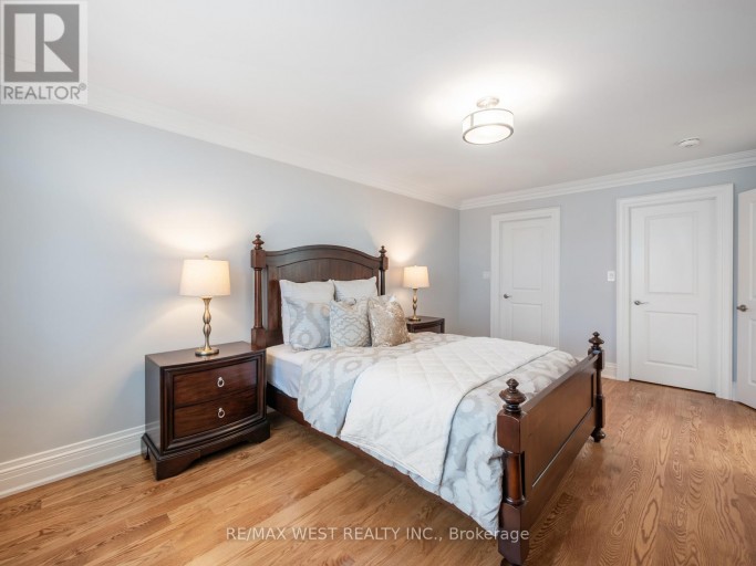 5 PAULA BOULEVARD, Toronto (Alderwood), Ontario, M8W4B5