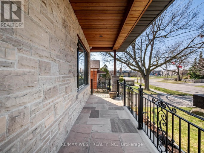 5 PAULA BOULEVARD, Toronto (Alderwood), Ontario, M8W4B5