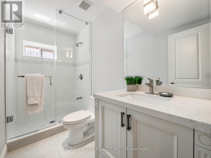 5 PAULA BOULEVARD, Toronto (Alderwood), Ontario, M8W4B5