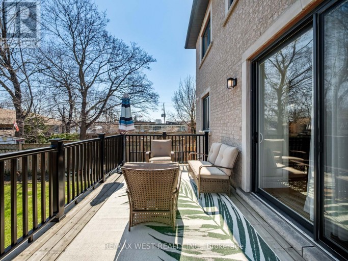 5 PAULA BOULEVARD, Toronto (Alderwood), Ontario, M8W4B5