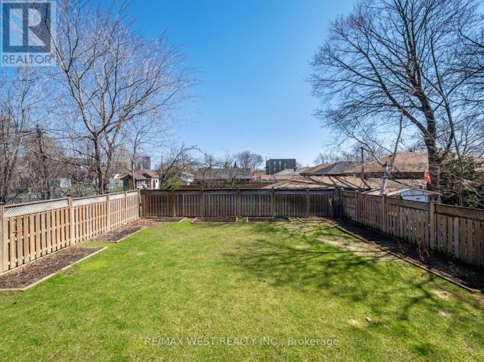 5 PAULA BOULEVARD, Toronto (Alderwood), Ontario, M8W4B5