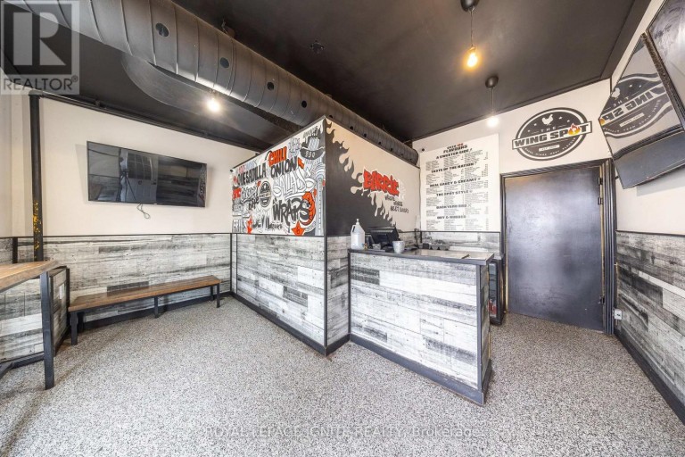 9 CLAPPTERTON STREET, Barrie (City Centre), Ontario, L4M3E4