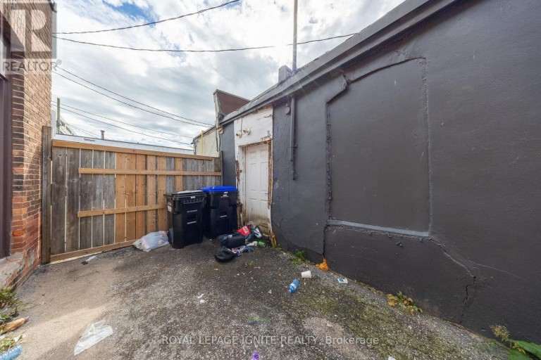 9 CLAPPTERTON STREET, Barrie (City Centre), Ontario, L4M3E4