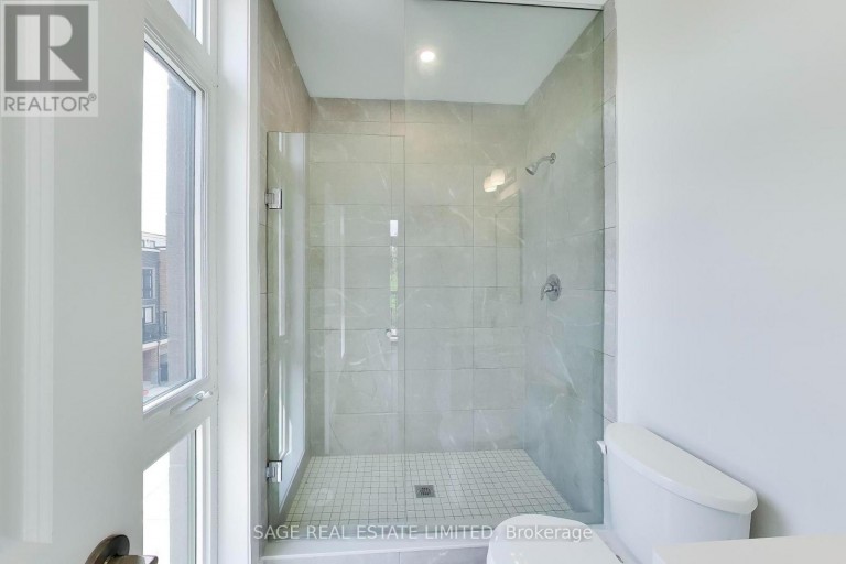 7 - 6 SAYERS LANE, Richmond Hill (Oak Ridges), Ontario, L4E1J1
