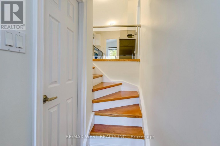 6 MILLVIEW COURT, Toronto (West Humber-Clairville), Ontario, M9W3K7