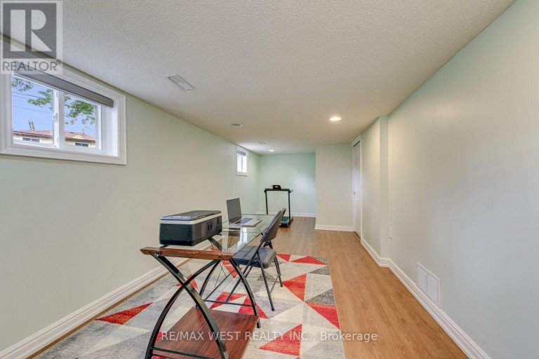 6 MILLVIEW COURT, Toronto (West Humber-Clairville), Ontario, M9W3K7