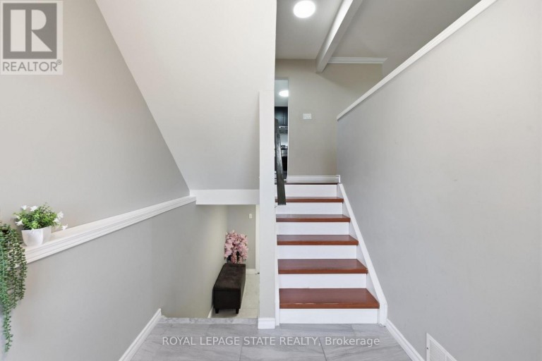 63 FOLKESTONE AVENUE, Hamilton (Lawfield), Ontario, L8V4N1