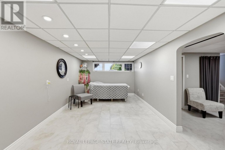 63 FOLKESTONE AVENUE, Hamilton (Lawfield), Ontario, L8V4N1
