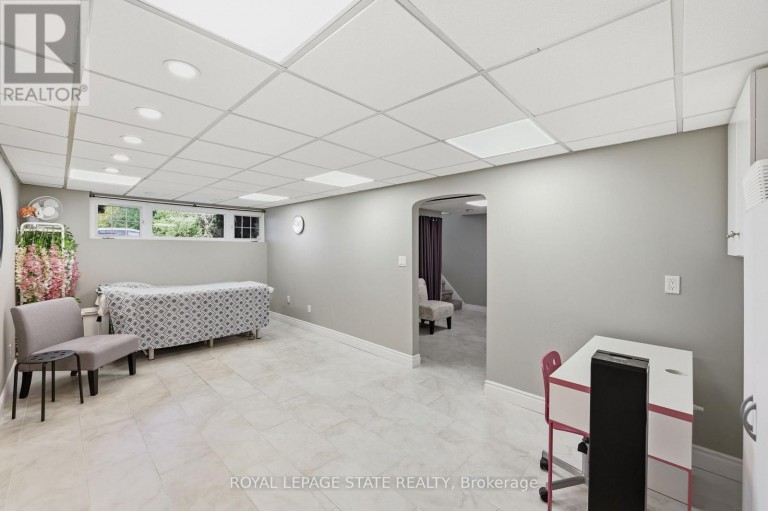 63 FOLKESTONE AVENUE, Hamilton (Lawfield), Ontario, L8V4N1