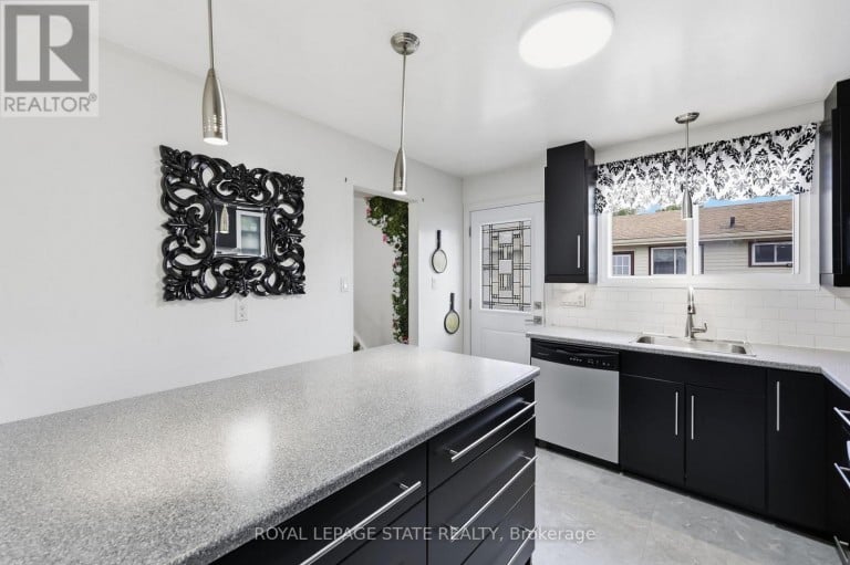 63 FOLKESTONE AVENUE, Hamilton (Lawfield), Ontario, L8V4N1