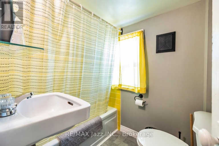 162 COLLEGE AVENUE, Oshawa (Vanier), Ontario, L1J1R4