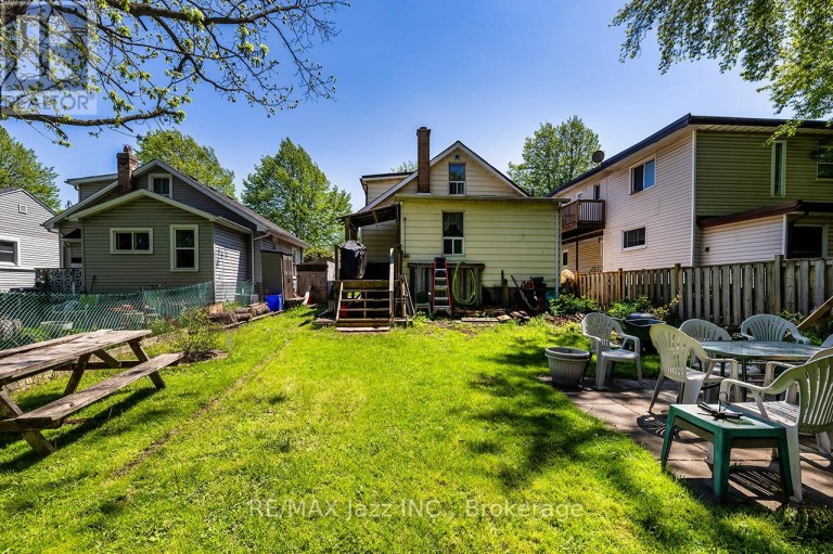 162 COLLEGE AVENUE, Oshawa (Vanier), Ontario, L1J1R4