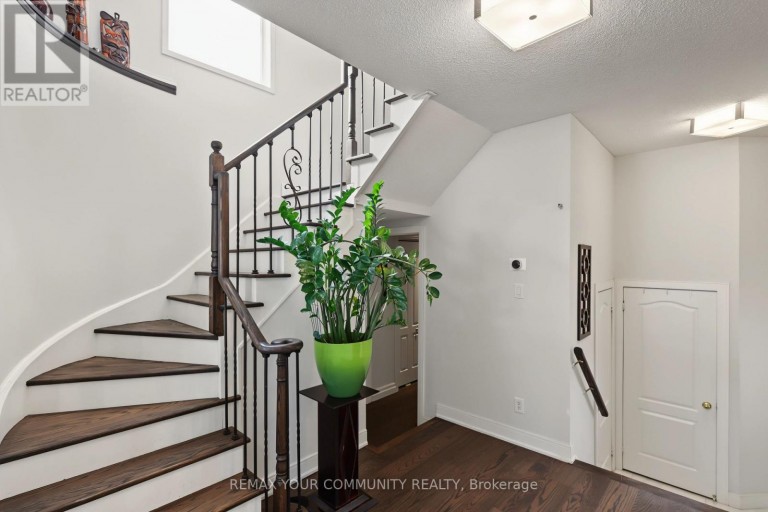 21 ENGLISH OAK DRIVE, Richmond Hill (Oak Ridges), Ontario, L4E3W1