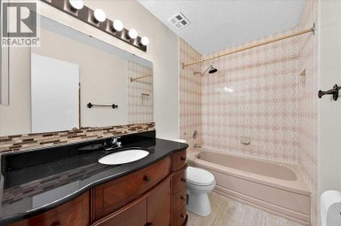 4831 48 Street NW Calgary Alberta photo 12