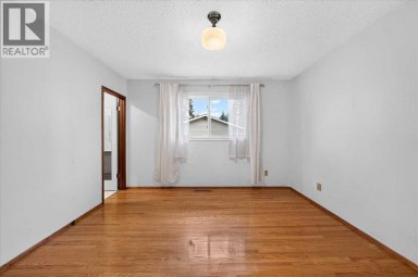 4831 48 Street NW Calgary Alberta photo 13
