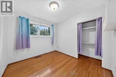 4831 48 Street NW Calgary Alberta photo 16