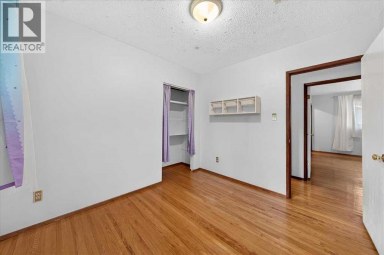 4831 48 Street NW Calgary Alberta photo 17