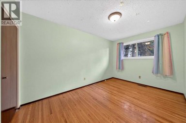 4831 48 Street NW Calgary Alberta photo 18
