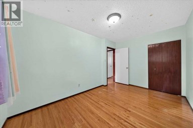 4831 48 Street NW Calgary Alberta photo 19
