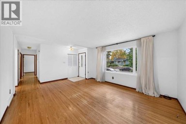 4831 48 Street NW Calgary Alberta photo 2