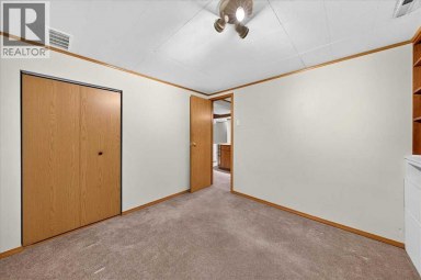 4831 48 Street NW Calgary Alberta photo 28