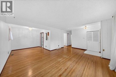 4831 48 Street NW Calgary Alberta photo 3