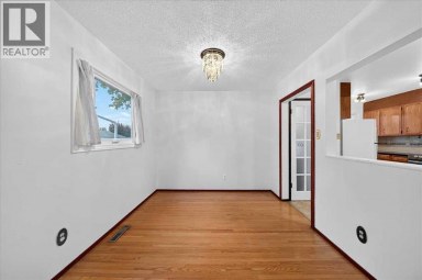 4831 48 Street NW Calgary Alberta photo 4