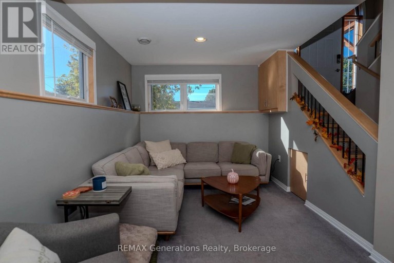 330 MONTCLAIR STREET, Thunder Bay (Current River), Ontario, P7A1M4