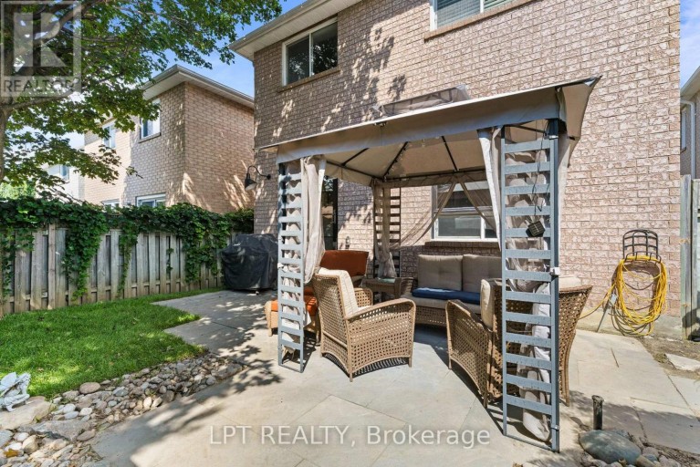 416 FLANAGAN COURT, Newmarket (Summerhill Estates), Ontario, L3X2E9