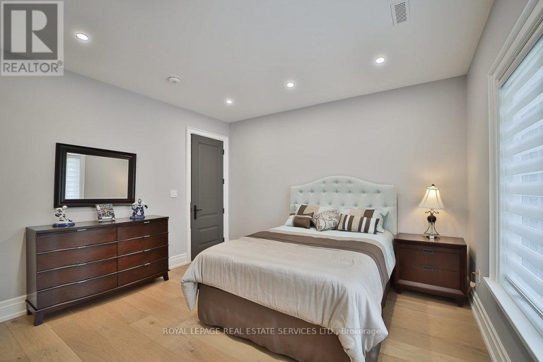 1301 TWIN OAKS DELL, Mississauga (Lorne Park), Ontario, L5H3J9