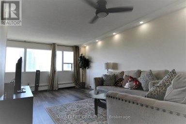 1010 - 100 LEEWARD GLENWAY Toronto (Flemingdon Park) Ontario photo 8