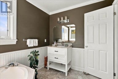 1116 COUNTY RD 8 Prince Edward County (Picton) Ontario photo 23