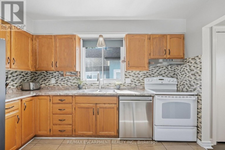 34 GRANTHAM AVENUE S, St. Catharines (Port Weller), Ontario, L2P3B4