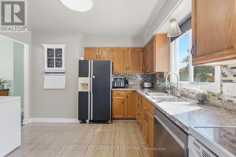 34 GRANTHAM AVENUE S, St. Catharines (Port Weller), Ontario, L2P3B4