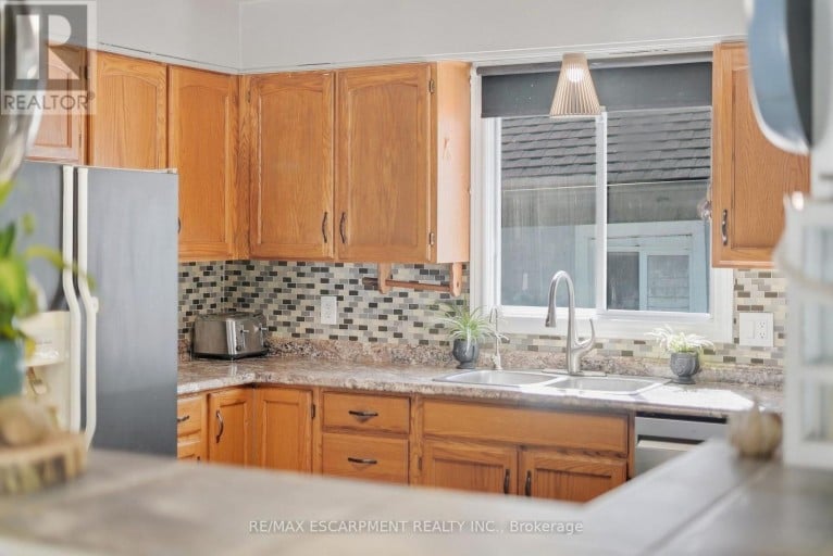 34 GRANTHAM AVENUE S, St. Catharines (Port Weller), Ontario, L2P3B4