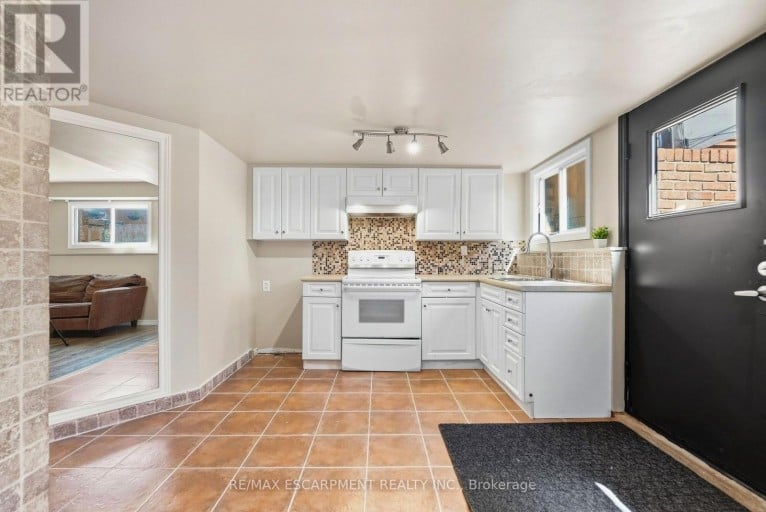 34 GRANTHAM AVENUE S, St. Catharines (Port Weller), Ontario, L2P3B4