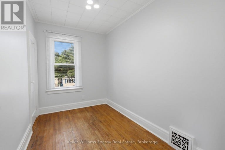 100 BURK STREET, Oshawa (Vanier), Ontario, L1J4B9