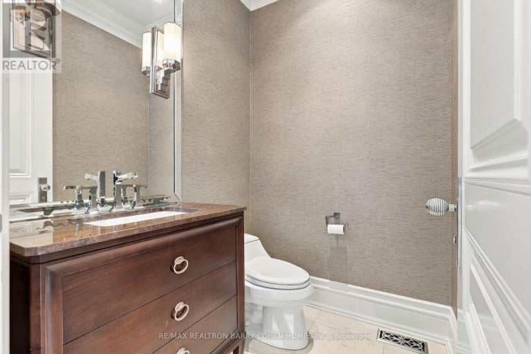 11 DOON ROAD, Toronto (Bridle Path-Sunnybrook-York Mills), Ontario, M2L1M1