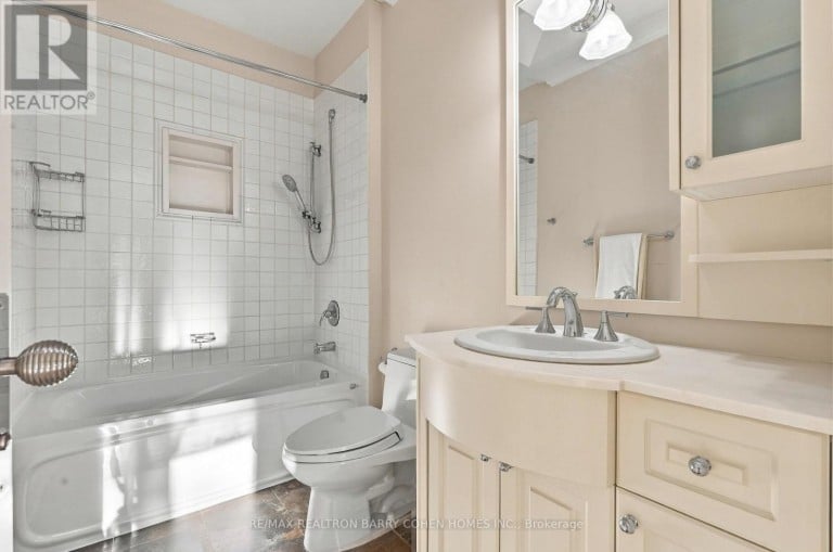 11 DOON ROAD, Toronto (Bridle Path-Sunnybrook-York Mills), Ontario, M2L1M1