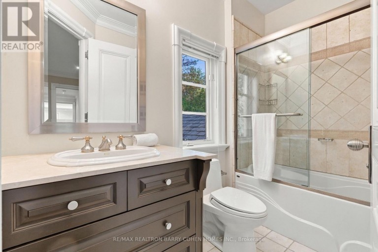 11 DOON ROAD, Toronto (Bridle Path-Sunnybrook-York Mills), Ontario, M2L1M1