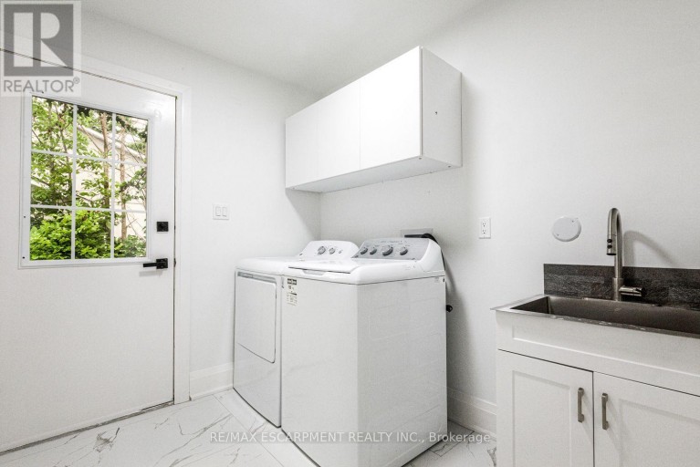 2104 MISSISSAUGA ROAD, Mississauga (Sheridan), Ontario, L5H2K6