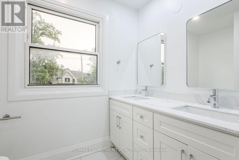 2104 MISSISSAUGA ROAD, Mississauga (Sheridan), Ontario, L5H2K6