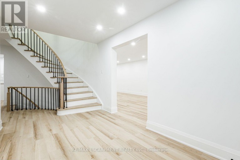 2104 MISSISSAUGA ROAD, Mississauga (Sheridan), Ontario, L5H2K6