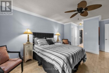 4 - 2 PADDOCK WOOD Peterborough (Ashburnham Ward 4) Ontario photo 27