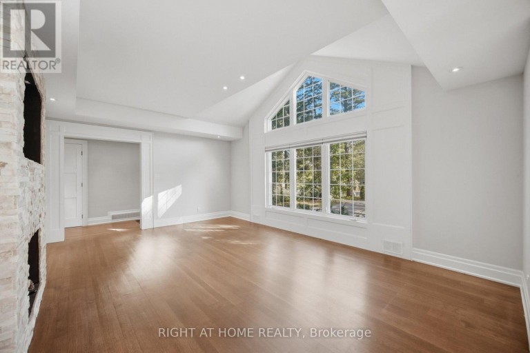 1037 LAKESHORE ROAD W, Oakville (SW Southwest), Ontario, L6L1E7