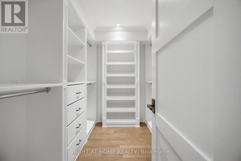 1037 LAKESHORE ROAD W, Oakville (SW Southwest), Ontario, L6L1E7