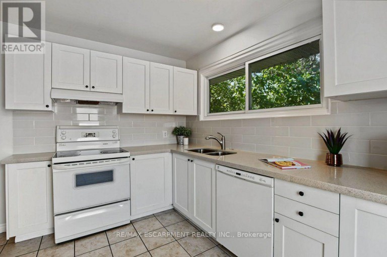 15 CARWYN CRESCENT, Hamilton (Ainslie Wood), Ontario, L8S3H3