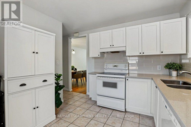 15 CARWYN CRESCENT, Hamilton (Ainslie Wood), Ontario, L8S3H3