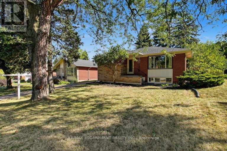 15 CARWYN CRESCENT, Hamilton (Ainslie Wood), Ontario, L8S3H3