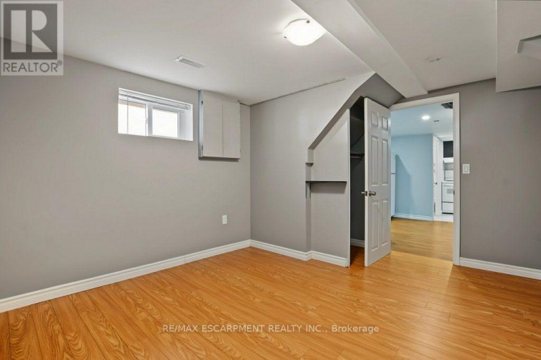 15 CARWYN CRESCENT, Hamilton (Ainslie Wood), Ontario, L8S3H3